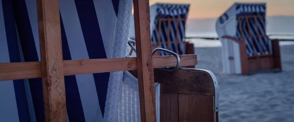 Sea Beach 해돋이의 바구니가 일광욕을 기다리고 있습니다 — 스톡 사진