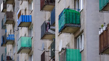 ARCHITECTURE - Balkonlu büyük bir levhadan yapılmış çok ailelik bir konut binası