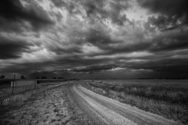 Yağmur bulutları - Toprak yolda ve tarım arazilerinde bulutlu hava