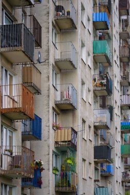 ARCHITECTURE - Balkonlu büyük bir levhadan yapılmış çok ailelik bir konut binası