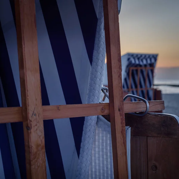 Sea Beach Gün Doğumunda Plaj Sepetleri Güneşlenmeyi Bekliyor — Stok fotoğraf