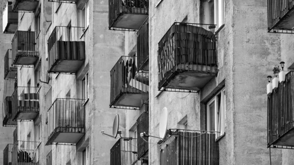 Architectuur Een Meergezinswoning Bestaande Uit Een Grote Plak Met Balkons — Stockfoto