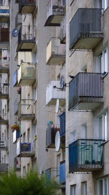 ARCHITECTURE - Balkonlu büyük bir levhadan yapılmış çok ailelik bir konut binası