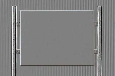 INFRASTRUCTURE - Duvarın arka planına karşı metal direkler üzerine boş bir tahta