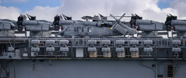 Gdynia 2022年9月16日 美国两栖攻击舰和载有飞机的直升机 — 图库照片