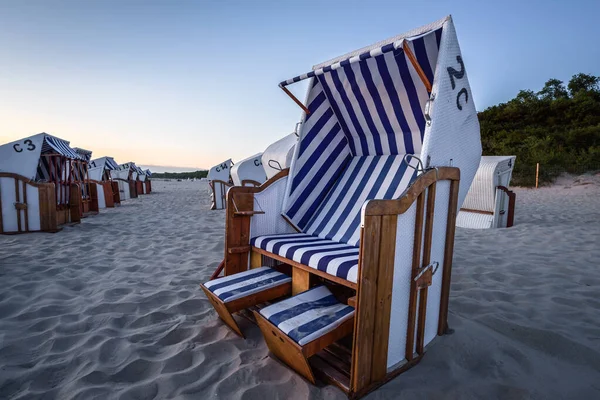 Sea Beach Gün Doğumunda Plaj Sepetleri Güneşlenmeyi Bekliyor — Stok fotoğraf