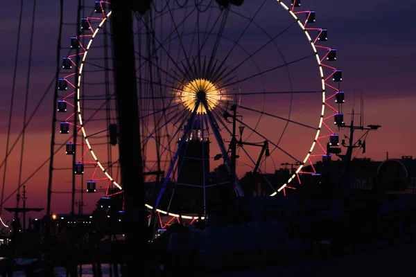 Ferris Wheel Turisztikai Attrakció Háttérben Világítótorony Kikötő Alkonyatkor — Stock Fotó