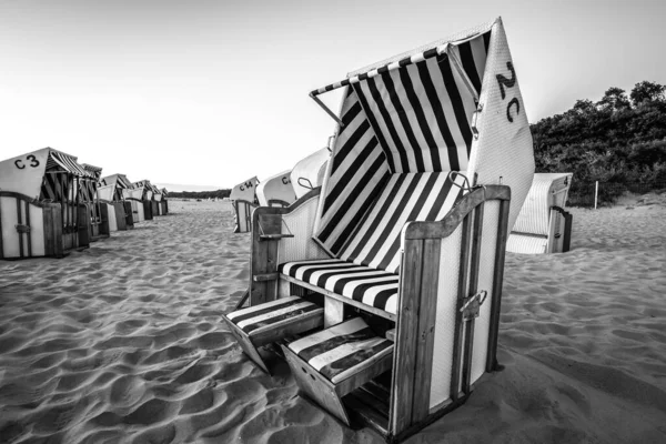 Sea Beach Strandmanden Bij Zonsopgang Wachten Zonaanbidders — Stockfoto