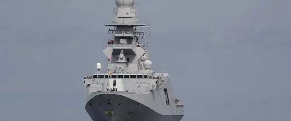 군함이 이끄는 미사일 바다를 순항하는 스톡 사진