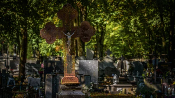 Cemeterio Viejo Crucifijo Con Una Figura Jesús Sobre Una Lápida — Foto de Stock