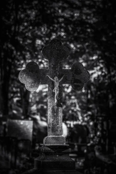Cemetery Starý Krucifix Ježíšovou Figurkou Náhrobku — Stock fotografie