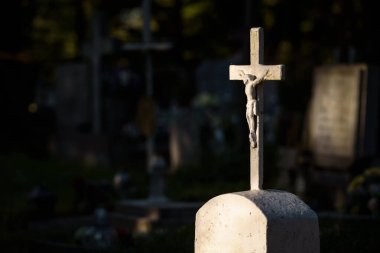 CEMETERY - Mezar taşında İsa figürü olan eski bir haç
