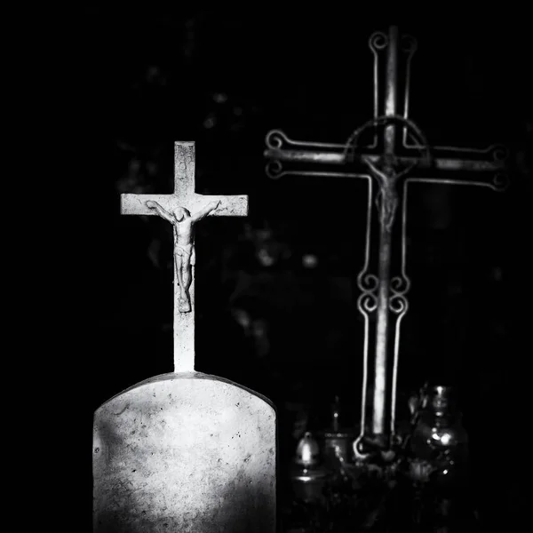 Cemeteria Stary Krucyfiks Figurką Jezusa Nagrobku — Zdjęcie stockowe