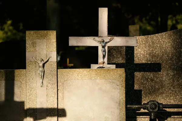 塞梅里 一个古老的十字架 墓碑上有耶稣的雕像 — 图库照片