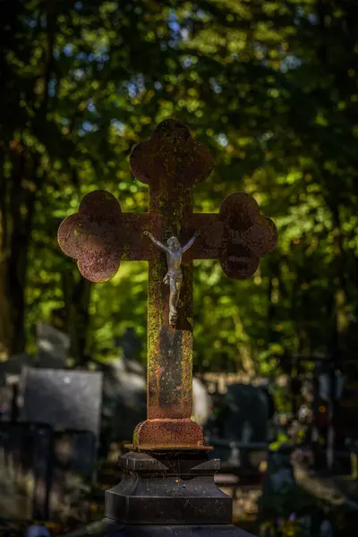 Cemeteri Gammelt Krucifiks Med Figur Jesus Gravsten - Stock-foto