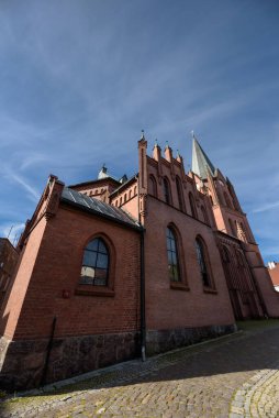 KİLİSESİ Güneş ışığında tuğla bina