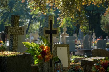 CEMETERY - Ölülerin gömüldüğü yerde mezar taşı