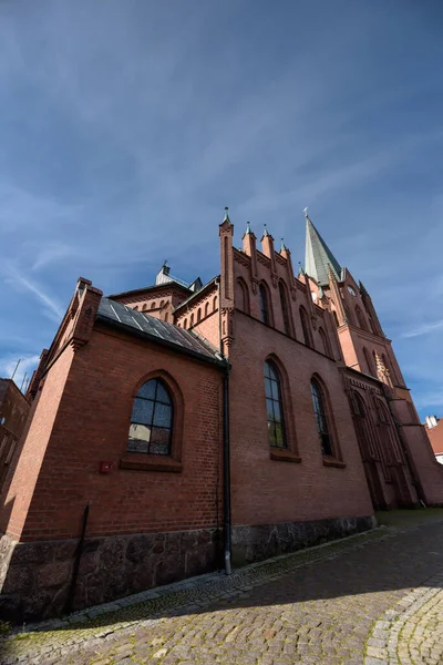 KİLİSESİ Güneş ışığında tuğla bina