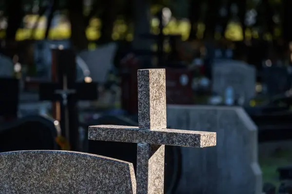 CEMETERY - Ölülerin gömüldüğü yerde mezar taşı