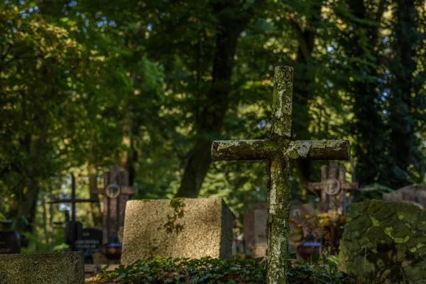 Cemetery 坟墓上的一个古老的钢制十字架 — 图库照片