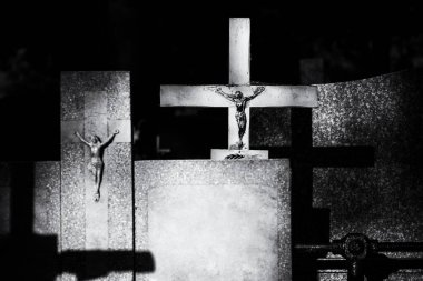 CEMETERY - Mezar taşında İsa figürü olan eski bir haç