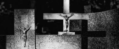 CEMETERY - Mezar taşında İsa figürü olan eski bir haç