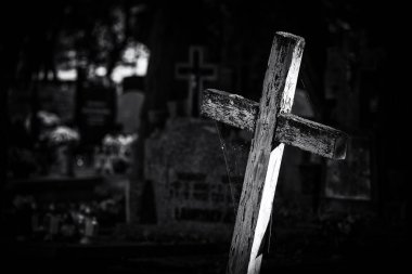 Mezarlık - unutulmuş bir mezarda eski ahşap bir haç