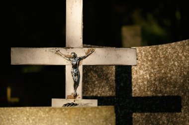 CEMETERY - Mezar taşında İsa figürü olan eski bir haç