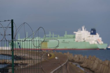 GİRİŞ SİTESİ - Dikenli telli liman çiti ve denize açılan LNG tankeri