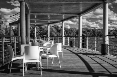 Göl kenarında tatiller - Rıhtımda güneşli sıcak bir gün