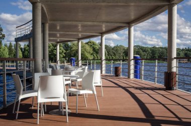 Göl kenarında tatiller - Rıhtımda güneşli sıcak bir gün