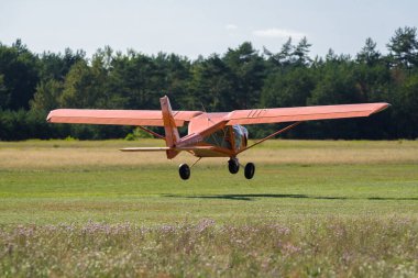 BORNE SULINOWO, BATI POMERANYAN - POLAND - 11 AĞUSTOS, 2023: Bir havaalanında hafif turist uçağı