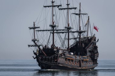 GDYNIA - POLAND - POLAND - AĞUSTOS 08, 2023: Tatilcilerle dolu bir gemi gezisi