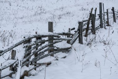 Kış Saldırısı - Köyün manzarasındaki çitleri ve tarlaları kar kapladı