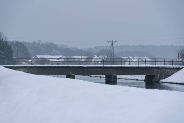 Kış Saldırısı - Nehir kıyısında karla kaplı bir köprü ve tarlalar