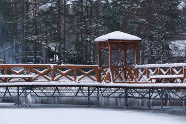 Kış Saldırısı - Donmuş bir göl ve karla kaplı ahşap bir iskele