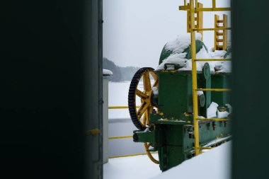 HYDROTECHNICAL KONUŞTURMA - Vites tekerleği ve kar ve kış manzarasında bir göldeki Weir 'ın diğer elementleri