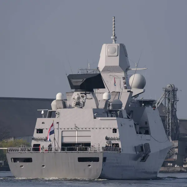 WARGeIP - Modern bir firkateyn limana gidiyor