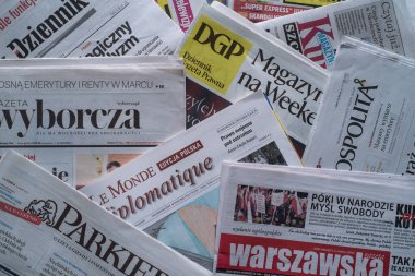 KOLOBRZEG, Batı Pomeranya - POLAND - 20 HAZİRAN 2024: Geleneksel kağıt baskısında Polonya ulusal ve bölgesel basını