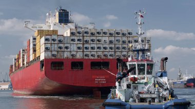 GDYNIA, POMERANYA REGION - 08 AĞUSTOS 2023: Konteyner gemisi limana kargo ile yola çıkıyor