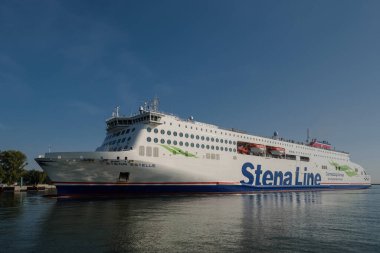 GDYNIA, POMERANYA REJON - POLAND - 08 Eylül 2023: Liman iskelesine giden yolcu feribot manevrası
