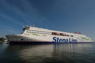 GDYNIA, POMERANYA REJON - POLAND - 08 Eylül 2023: Liman iskelesine giden yolcu feribot manevrası