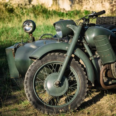 ASKERİ MOTORCYCLE - Kamuflaj renklerinde eski bir Sovyet makinesi