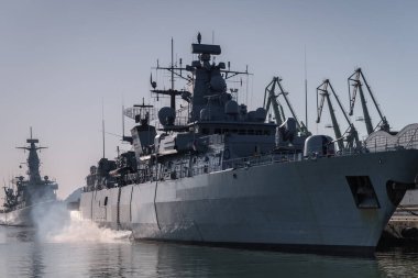 WARSHIPS - Bir Alman donanma füze firkateyni ve limana demirlemiş Portekiz donanma ıskalayıcı firkateyni
