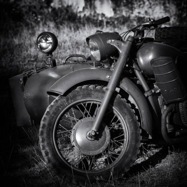 ASKERİ MOTORCYCLE - Kamuflaj renklerinde eski bir Sovyet makinesi