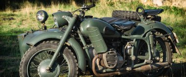 ASKERİ MOTORCYCLE - Kamuflaj renklerinde eski bir Sovyet makinesi