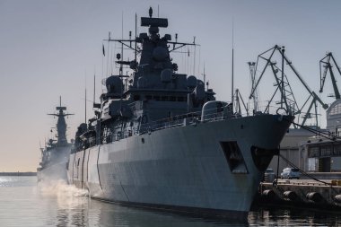WARSHIPS - Bir Alman donanma füze firkateyni ve limana demirlemiş Portekiz donanma ıskalayıcı firkateyni