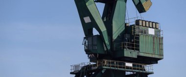 PORT CRANE - Bir limanda büyük bir aktarma makinesi