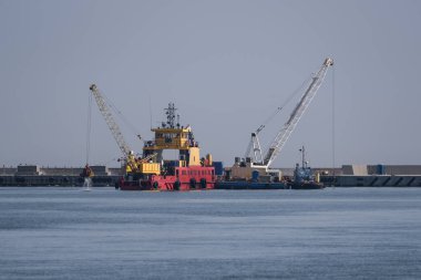 DREDGER - Bir deniz limanının yolunda çalışan özel bir gemi