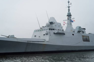GDYNIA, POLAND - POLAND - 13 Mart 2024: Fransız Donanması 'nın liman manevralarının modern bir fırkateyni